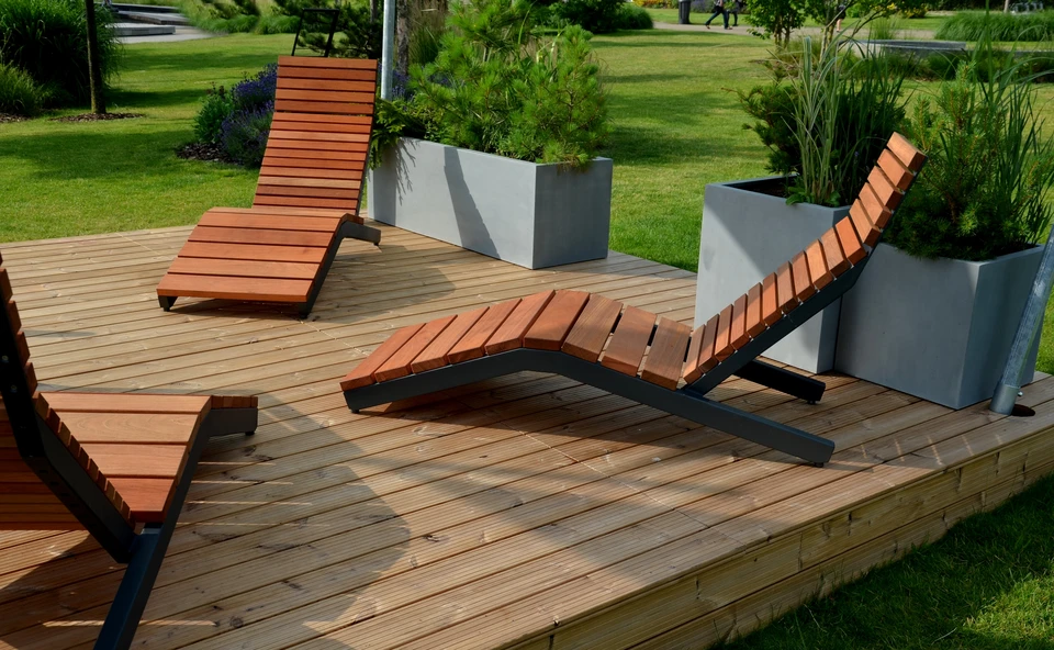 Plancher en bois composite gris installé en extérieur, lames rainurées avec joints de dilatation visibles