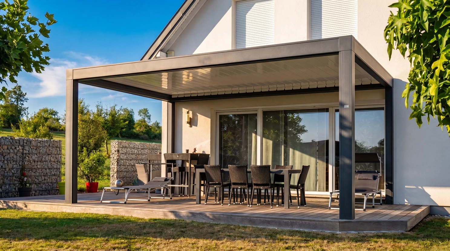 Terrasse couverte moderne attenante à une maison contemporaine